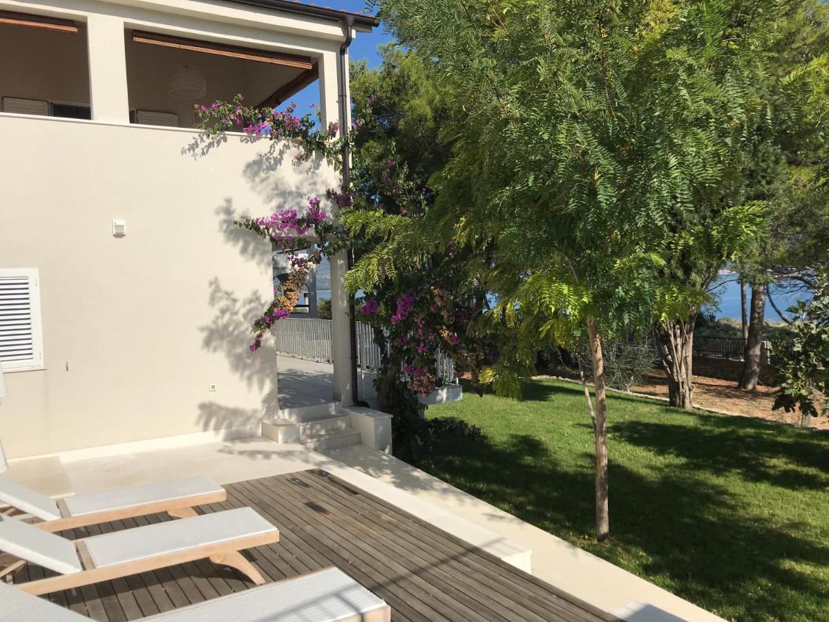 Luxury Family Beach Front Villa - Sunday Beach House Slatine Zewnętrze zdjęcie